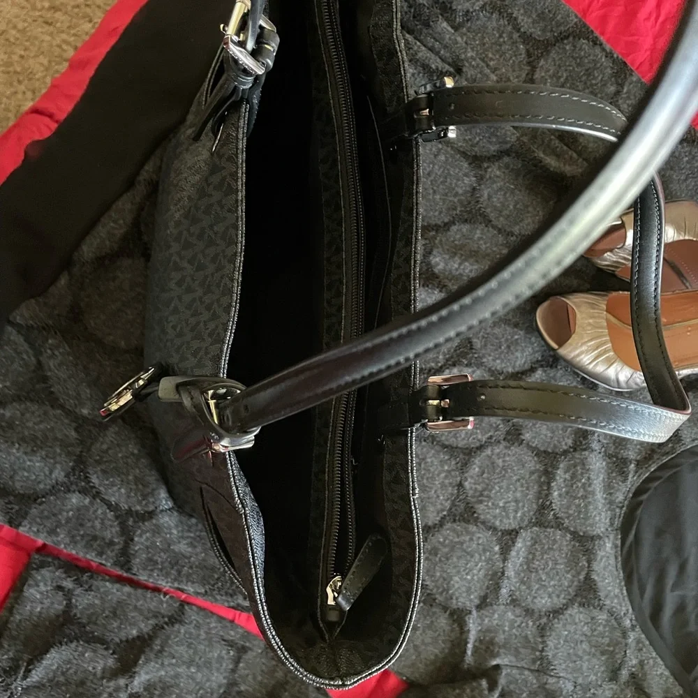 MICHAEL Michael Kors
East-West Monogram Zip Tote Bag  NWOT - Picture 8 of 16